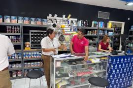 Personal de Protección Civil revisa condiciones de seguridad en negocios que manejan productos inflamables.