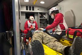 Paramédicos de la Cruz Roja atendieron al herido y lo trasladaron al hospital.