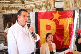 Ricardo Mejía Berdeja, en conferencia, defendió al gerente del Simas y criticó al edil por “falta de gratitud”.