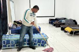 Migrantes cubanos reciben resguardo en instalaciones de Protección Civil en Monclova ante el descenso de temperatura.