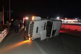 La camioneta Jeep terminó volcada sobre su costado izquierdo tras el accidente en la carretera federal.