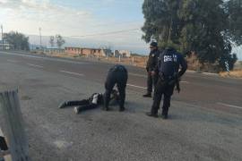 Elementos de la Policía del Estado intervinieron de manera oportuna para poner a salvo al joven que se arrojaba al paso de los vehículos, evitando una tragedia en esta transitada vía.