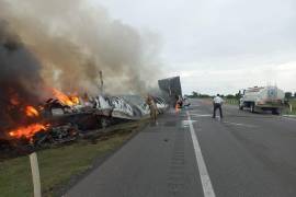 Han reportado el choque entre un tráiler y una camioneta tipo Van, las cuales se incendiaron tras el impacto.