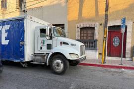 Este camión ocasionó molestias a los vecinos y complicaciones en el tránsito de la calle Morelos, en la Zona Centro.