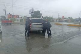 Durante las contingencias por lluvias, policías estatales auxilian a personas que enfrentan dificultades para salir de zonas inundadas.