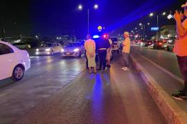 El momento del accidente ocurrió cuando el peatón perdió el equilibrio en el camellón central y fue alcanzado por una camioneta Ford Lobo, lo que generó la movilización de cuerpos de emergencia y personal de Tránsito Municipal en la zona.