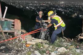 Personal de rescate utilizó cuerdas y equipo especializado para recuperar la unidad de dos ruedas que quedó atrapada en el fondo del arroyo tras el accidente.