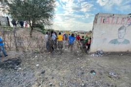 Autoridades estatales y cuerpos de auxilio acudieron al sitio donde un menor perdió la vida por ahogamiento.