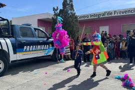 En la colonia Pueblo Insurgente, niñas y niños recibieron juguetes donados y rompieron piñatas.