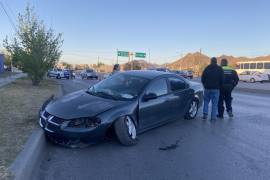 El Dodge Stratus quedó atravesado en un carril del bulevar Vito Alessio Robles tras el accidente.