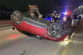 A pesar de lo aparatoso del siniestro, la conductora logró salir por su propio pie sin presentar lesiones, solicitando posteriormente el apoyo de las autoridades municipales para atender la situación.