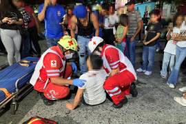 Tras el impacto, los ocupantes de la motocicleta salieron proyectados contra el pavimento, sufriendo diversas lesiones que requirieron atención prehospitalaria por parte de los cuerpos de emergencia.