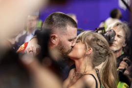 Travis Kelce, por el contrario, parece totalmente encantado de ser un accesorio en el show de Swift.