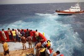 Tras arduas tareas los migrantes fueron rescatados por autoridades italianas cerca de Lampedusa.