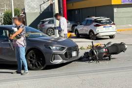 El percance se registró cuando un automóvil salió sin precaución de la calle Sexta, quitándole el derecho de paso al conductor de la motocicleta.