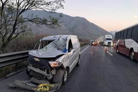 La unidad siniestrada quedó volcada sobre su costado izquierdo luego de impactarse contra una barra de contención metálica, tras perder el control en el tramo carretero.