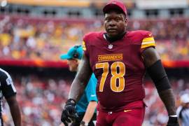La ausencia Laremy Tunsil representa un duro golpe para Jayden Daniels y la ofensiva de los Washington Commanders.
