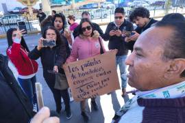 Nuevamente los pacientes de hemodiálisis del IMSS, bloquearon el bulevar Venustiano Carranza; exigen un mejor servicio.