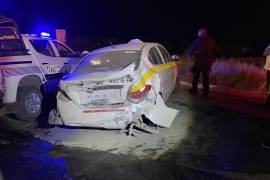 La parte trasera del taxi quedó completamente destrozada tras el incidente.