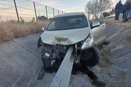 El Toyota Avanza quedó incrustado en la barrera de contención tras el accidente.