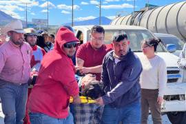 Los jóvenes impactaron su motocicleta contra una camioneta detenida en el semáforo. Los paramédicos atendieron a los lesionados en el lugar antes de su traslado al hospital.