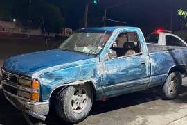 La camioneta terminó volcada tras impactarse contra un camellón lateral en el bulevar Felipe Berriozábal, donde el conductor perdió el control de la unidad durante la madrugada.