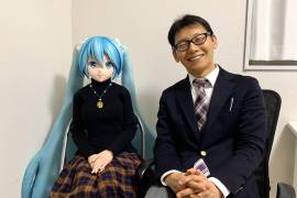 TOKIO (JAPÓN), 16/01/2026.- Casarte con Chat GPT o con tu personaje manga favorito es ya una realidad en Japón, un país que abraza una nueva forma de decir 'sí quiero' sin validez legal, pero que para los implicados redefine los límites del amor en plena era digital y de la inteligencia artificial (IA). Este tipo de uniones con personajes virtuales comenzaron como una expresión extrema de la cultura 'otaku', personas con una afición obsesiva por el anime o el manga, explicó a EFE el organizador de bodas Yasuyuki Sakurai, pero hoy en día se han convertido en un fenómeno internacional. EFE/ Pilar Bernal Zamora