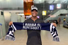 Anthony Martial saluda a la afición de Rayados a su llegada a Monterrey, donde aseguró que Gignac será su rival en el Clásico Regio.