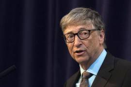 Bill Gates dio a conocer que dio positivo a COVID-19 y presenta síntomas leves.