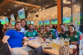 Entre aplausos, gritos y playeras verdes, aficionados siguieron el partido desde restaurantes y centros comerciales de Saltillo.