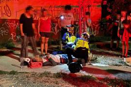 Vecinos del sector auxiliaron al herido tras escuchar sus gritos y lo trasladaron a una zona segura mientras solicitaban el apoyo de los cuerpos de emergencia.