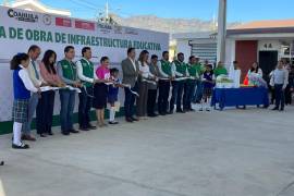 La techumbre tiene 28 metros de largo por 18 de ancho, cimentación con 10 zapatas de concreto F-250, estructura metálica con lámina pintro calibre 24.