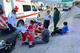 Elementos de la Cruz Roja trasladaron a los lesionados al Hospital General.