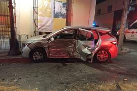 El Chevrolet Aveo terminó sobre la banqueta tras ser impactado por el Jetta cuyo conductor ignoró la luz roja.