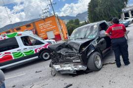 La Chevrolet Silverado habría quitado el derecho de paso al Hyundai al incorporarse al bulevar Fundadores.