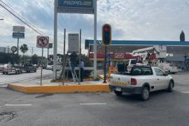 Personal de la empresa Semex y agentes de tránsito trabajaron para restablecer la circulación en la zona del cruce con la calle Canadá.