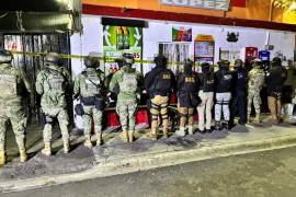 Elementos de seguridad federal y estatal resguardaron los domicilios cateados en la colonia Universidad Pueblo.