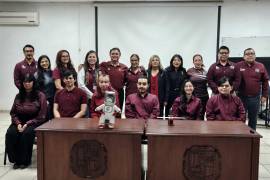 El equipo de estudiantes y docentes del Tecnológico Nacional de México, campus Saltillo, trabajan en la programación final de su picosatélite que acompañará a su mascota en el viaje.