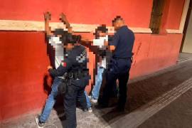 Vecinos alertaron sobre dos jóvenes que merodeaban entre los automóviles y presuntamente intentaban abrir al menos dos unidades.