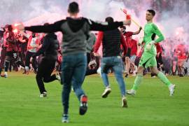 Aficionados del Slavia de Praga invadieron la cancha antes del final del clásico ante Sparta, provocando la suspensión del partido que podía definir el título de la liga checa.
