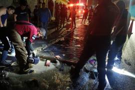 Utilizando equipo especializado y maniobras de acceso, rescatistas inspeccionaron el sistema de drenaje para descartar riesgos, confirmando posteriormente que no había personas dentro del colector.