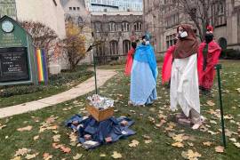Un pesebre con el Niño Jesús con las manos atadas y cubierto por una manta de aluminio como la usadas en el centro de detención de inmigración, María y José con máscaras para protegerse de gases lacrimógenos.
