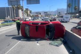 Paramédicos de la Cruz Roja brindaron los primeros auxilios a Claudia “N” en el lugar del percance.