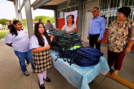 El Banco Internacional de Alimentos entregoó mochilas a alumnos de primaria en Acuña.