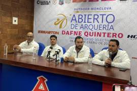 Carlos Villarreal, (segundo de izquierda a derecha) alcalde electo de Monclova, durante la rueda de prensa anunciando el torneo internacional de arquería.