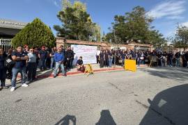 Trabajadores del CIQA en Saltillo se manifestaron pacíficamente este miércoles para exigir el pago de prestaciones e incrementos salariales.