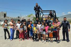 Los elementos de seguridad entregaron juguetes a niñas y niños de la colonia.