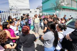 Los padres de familia se reunieron frente a la primaria Francisco I. Madero para exigir medidas contra el acoso escolar.