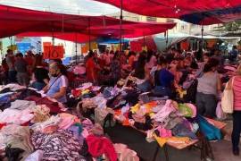 El altercado ocurrió entre puestos de ropa del tianguis de la colonia Mirasierra y fue captado en video por testigos.