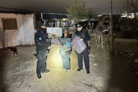 Policías entregan cobertores directamente a los hogares de las zonas más afectadas por el frío en Monclova.